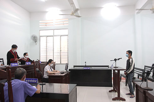 Mang theo dao, bình xịt đi trộm xe