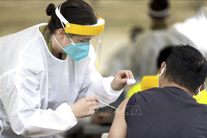 Tiêm vaccine ngừa COVID-19 tại Dubbo, Australia. Ảnh: AFP/TTXVN