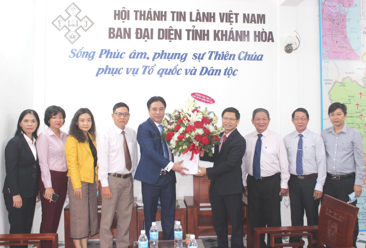 Ông Nguyễn Khắc Toàn (thứ 5 từ trái sang) tặng hoa, chúc mừng Giáng sinh Ban đại diện Tin lành tỉnh.