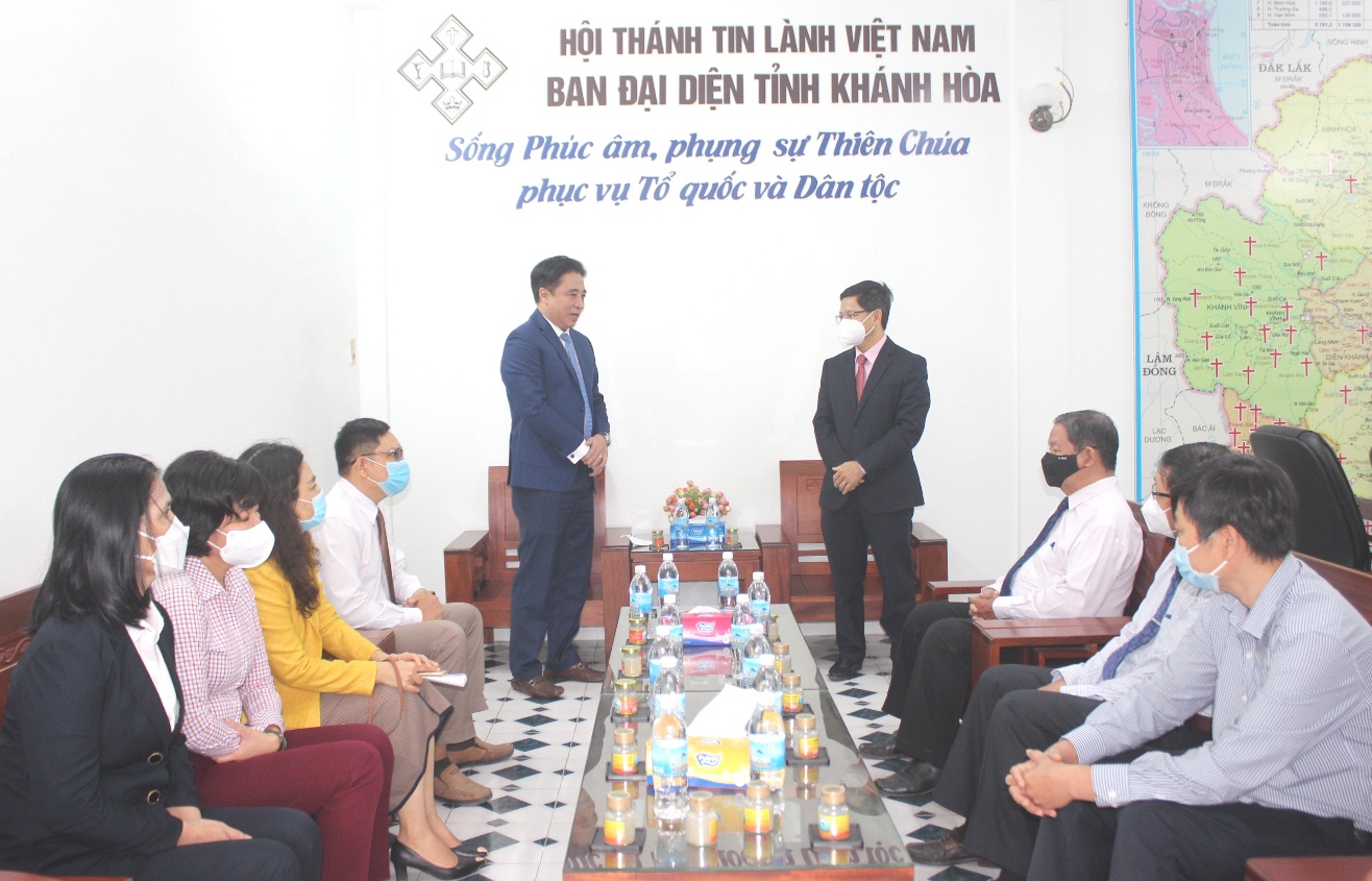 Ông Nguyễn Khắc Toàn chúc mừng Ban đại diện Tin lành tỉnh Khánh Hòa.
