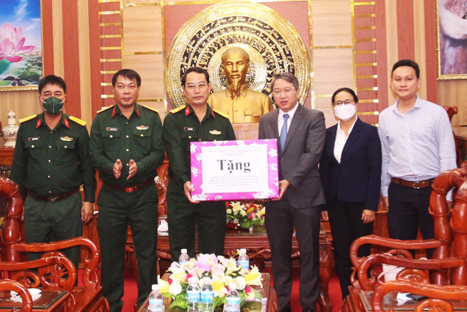 Ông Nguyễn Hải Ninh tặng quà cho Bộ Chỉ huy Quân sự tỉnh.