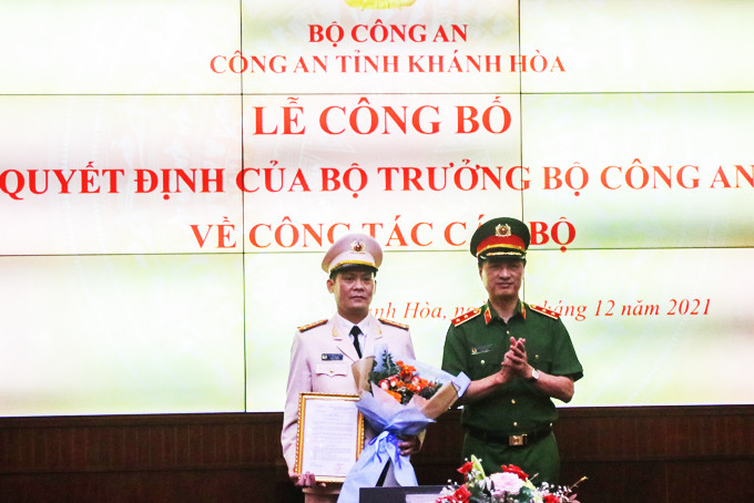 Trung tướng Nguyễn Duy Ngọc trao quyết định của Bộ trưởng Bộ Công an  điều động, bổ nhiệm Đại tá Nguyễn Bá Thành giữ chức vụ Phó Giám đốc Công an tỉnh.
