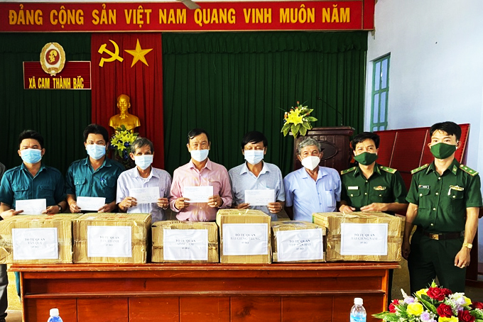 Hỗ trợ 12 tổ an ninh tự quản tại Cam Lâm