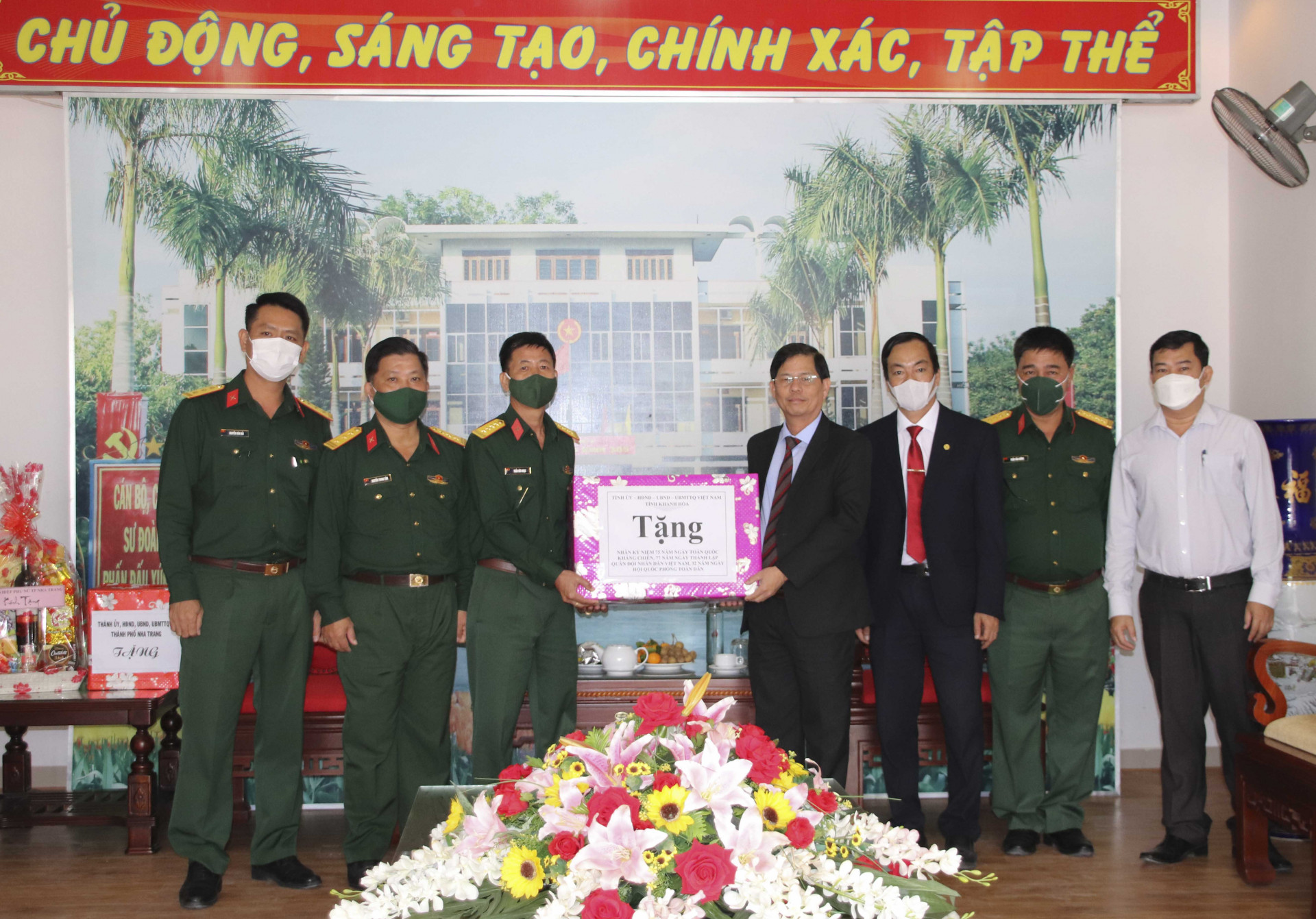 Ông Nguyễn Tấn Tuân thăm và chúc mừng Sư đoàn Bộ binh 305