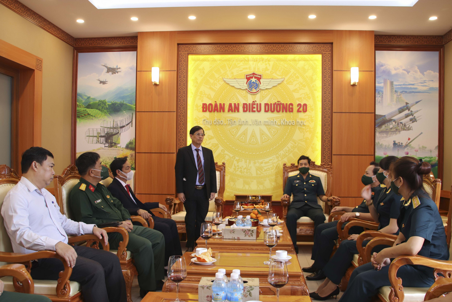 Ông Nguyễn Tấn Tuân thăm và chúc mừng cán bộ, chiến sĩ Đoàn An điều dưỡng 20.