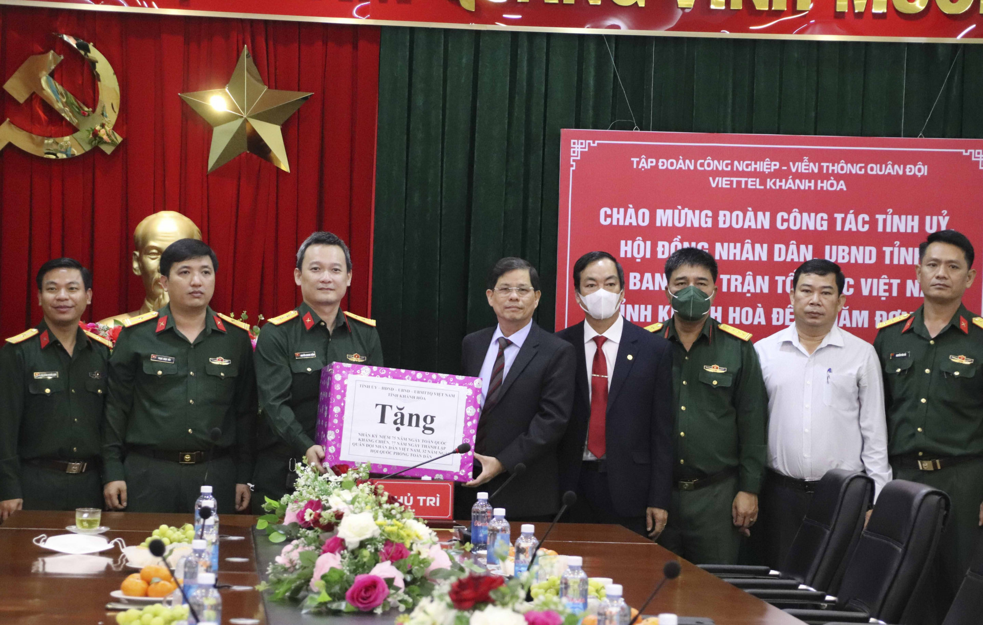 Chủ tịch UBND tỉnh thăm và chúc mừng Viettel Khánh Hòa