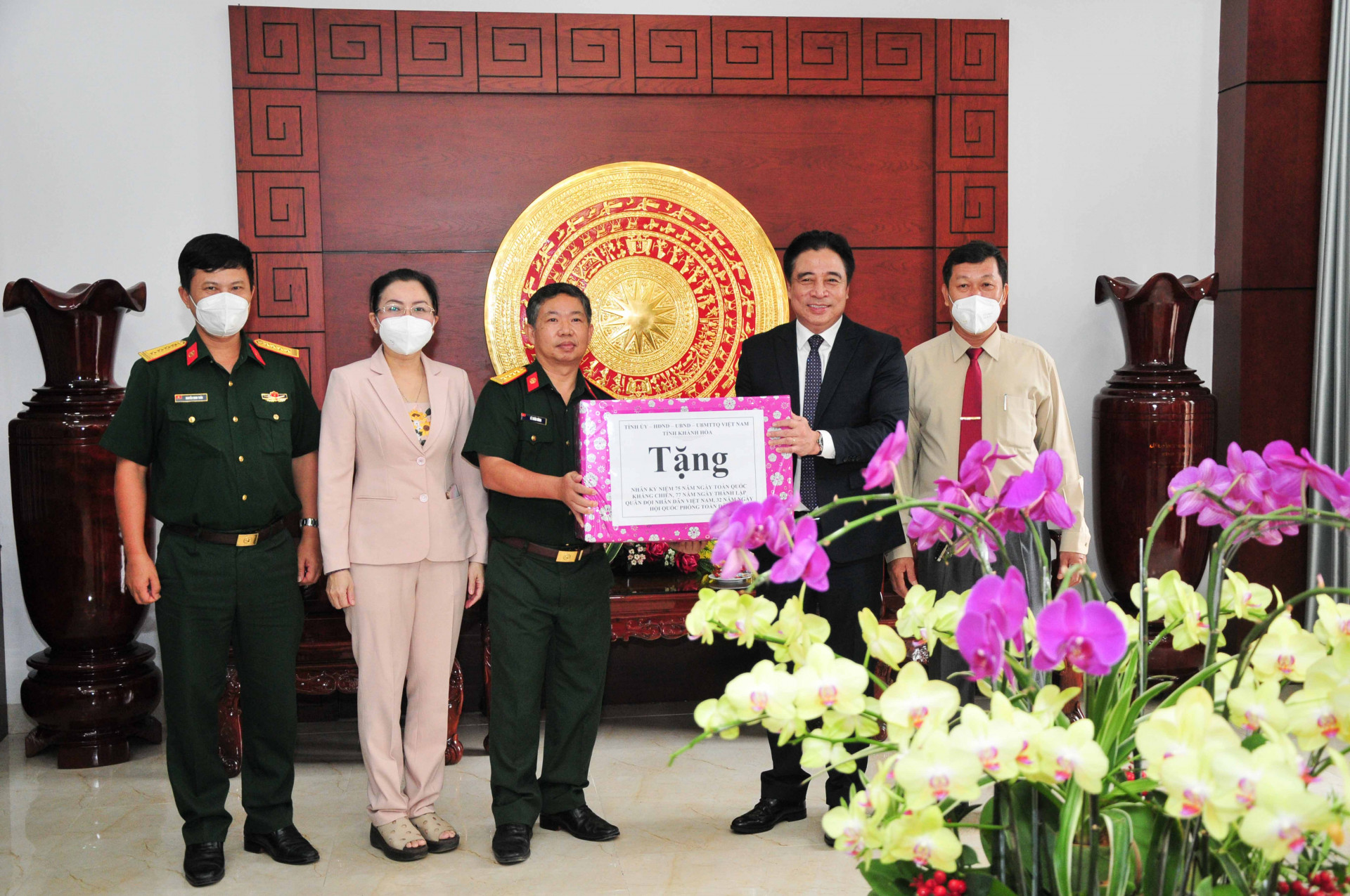 Đồng chí Nguyễn Khắc Toàn tặng quà chúc mừng Trường Đại học Thông tin liên lạc