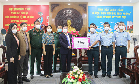 Đoàn công tác tỉnh Khánh Hoà chúc mứng lãnh đạo, cán bộ, chiến sĩ Sư đoàn Phòng không 377