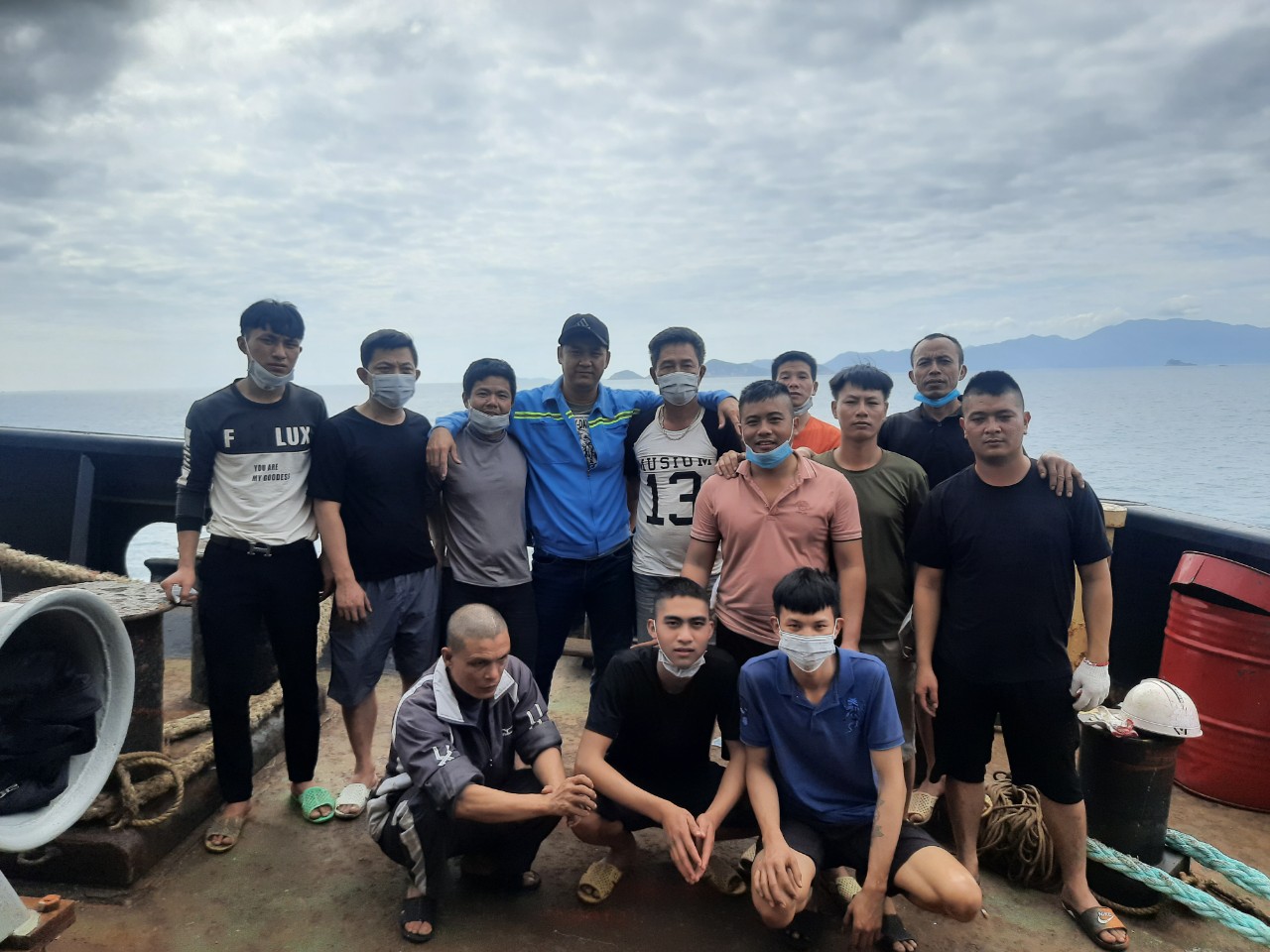 <p style= "text-align: justify; ">Các thuyền viên bị nạn hiện đang trên tàu SEA BOXER.</p>