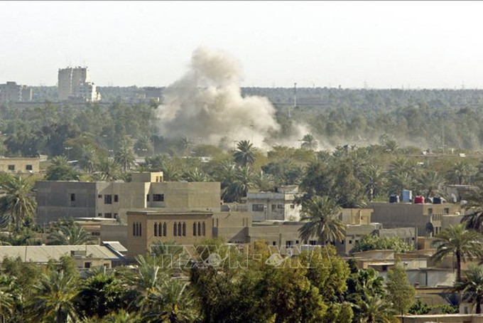 Khói bốc lên sau một cuộc tấn công tại Vùng Xanh ở thủ đô Baghdad, Iraq. Ảnh: AFP/TTXVN