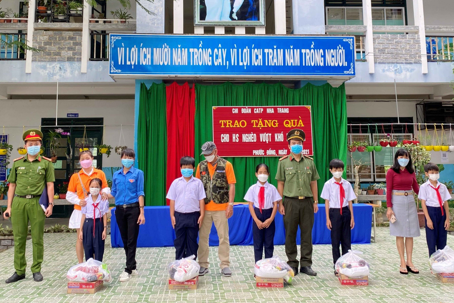 Các đơn vị trao quà cho học sinh khó khăn Trường Tiểu học Phước Đồng