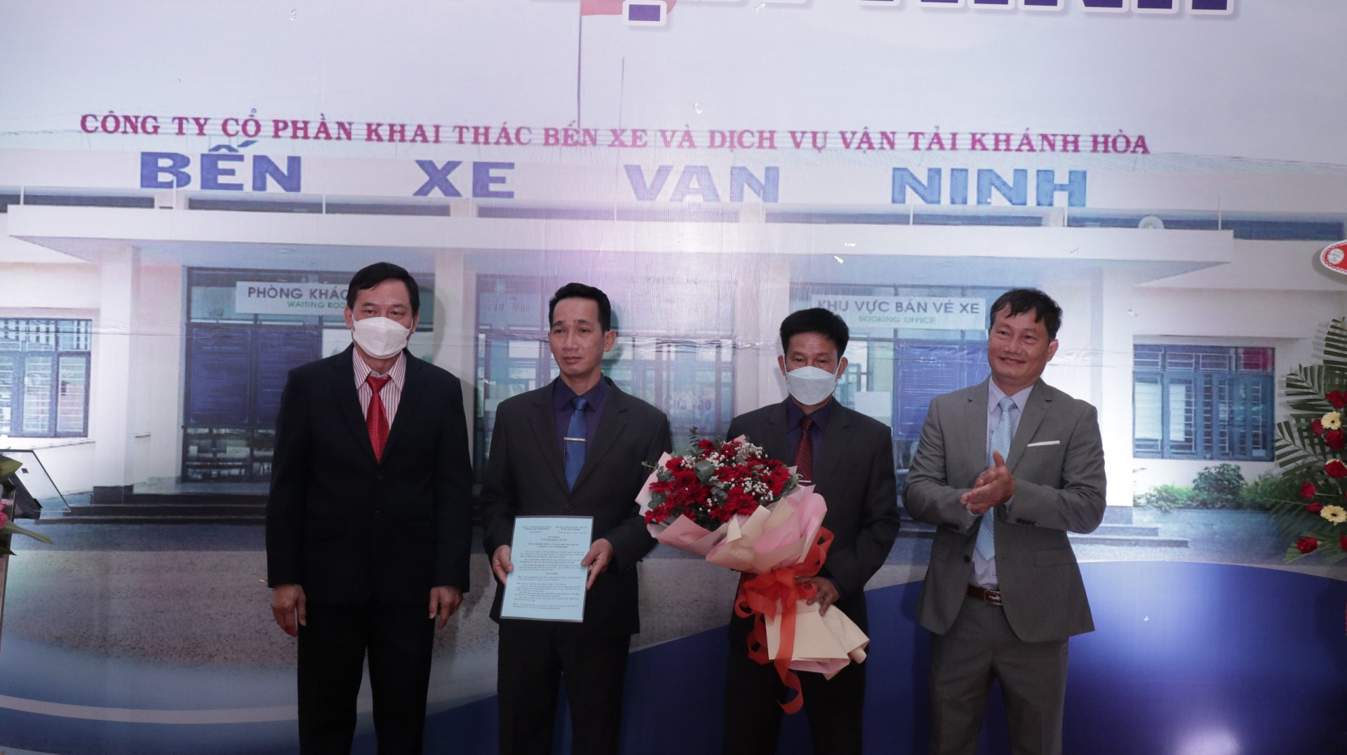 Công ty Cổ phần khai thác bến xe và dịch vụ vận tải Khánh Hòa trao quyết định thành lập Bến xe khách Vạn Ninh.