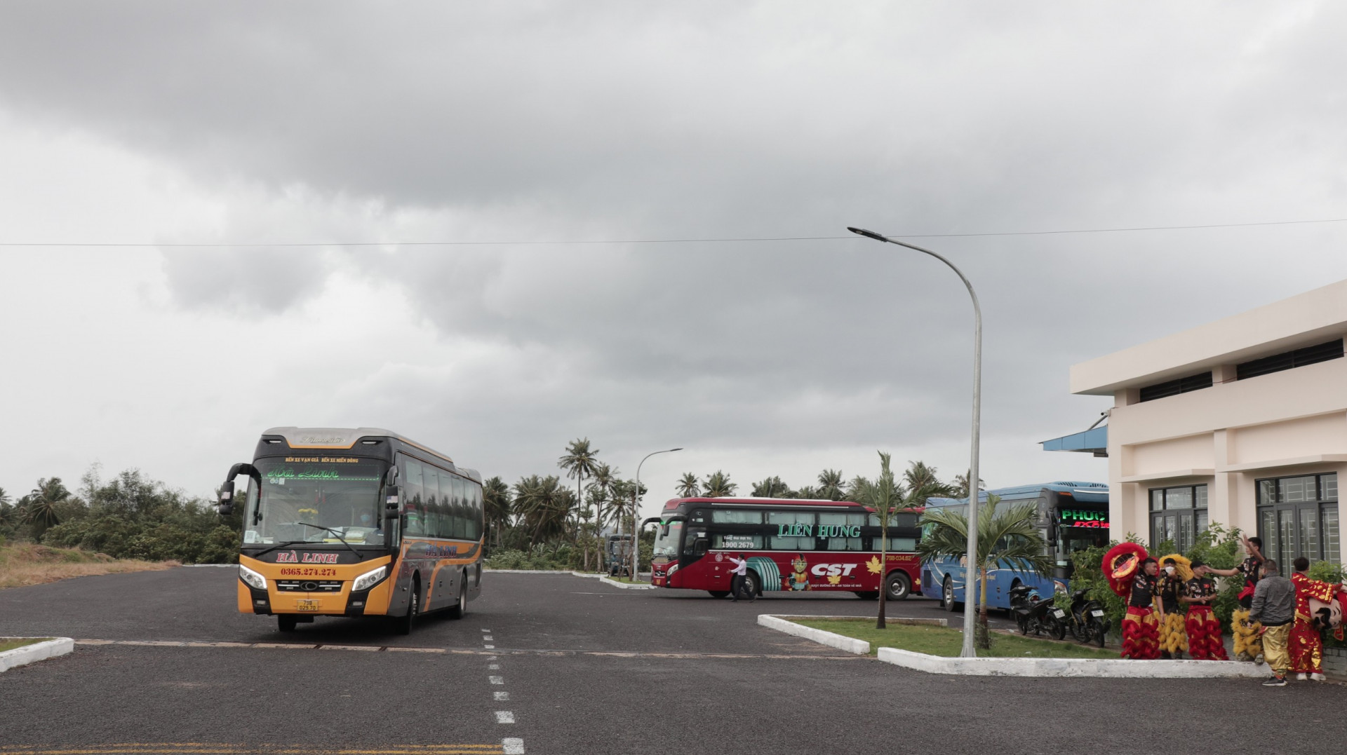 Xe khách bắt đầu hoạt động tại Bến xe khách Vạn Ninh.