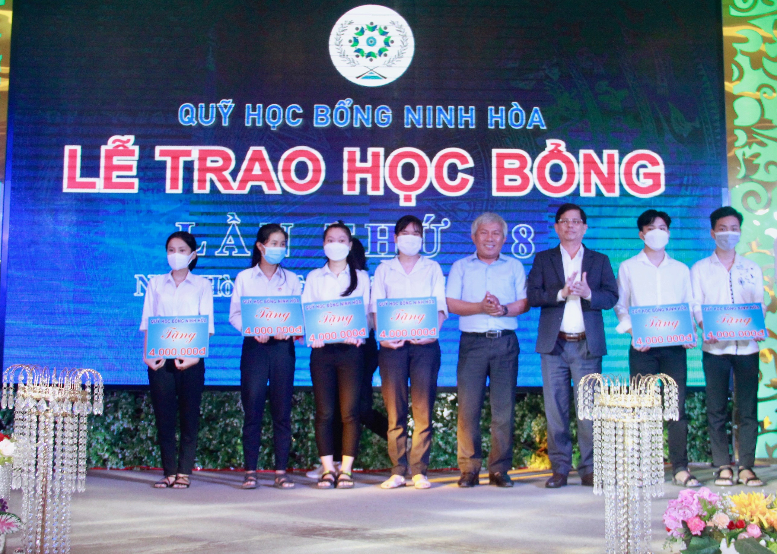 Trao 255 suất học bổng cho học sinh, sinh viên có hoàn cảnh khó khăn