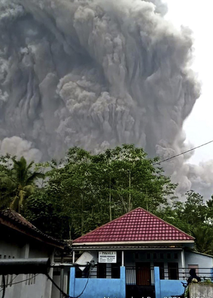 Núi lửa Semeru nhả khói phun nham thạch tại Lumajang, Đông Java, Indonesia, ngày 4/12/2021. Ảnh: THX/TTXVN