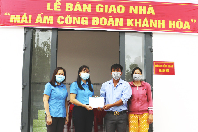 Lãnh đạo Liên đoàn Lao động tỉnh bàn giao nhà mới cho gia đình anh Trần Minh Vương.
