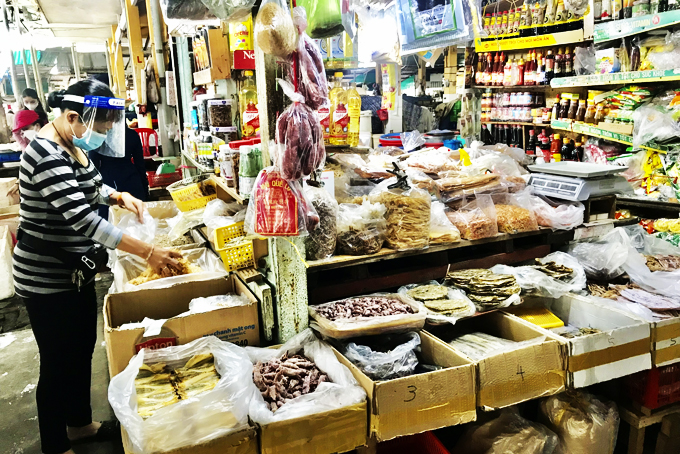 Chuẩn bị hàng hóa phục vụ Tết