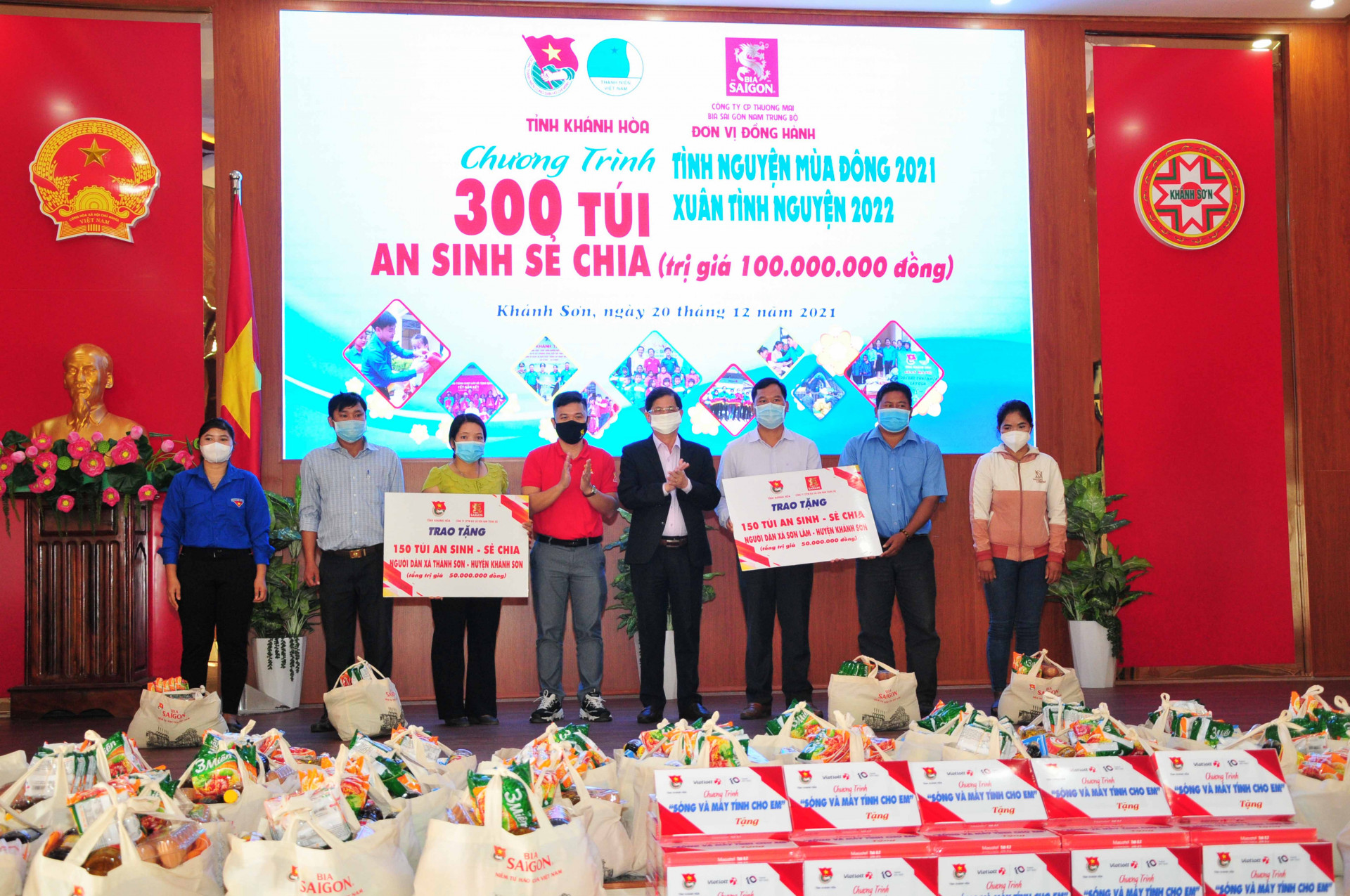 Lãnh đạo tỉnh cùng các đơn vị trao biểu trưng 300 túi an sinh hỗ trợ người dân khó khăn của huyện Khánh Sơn