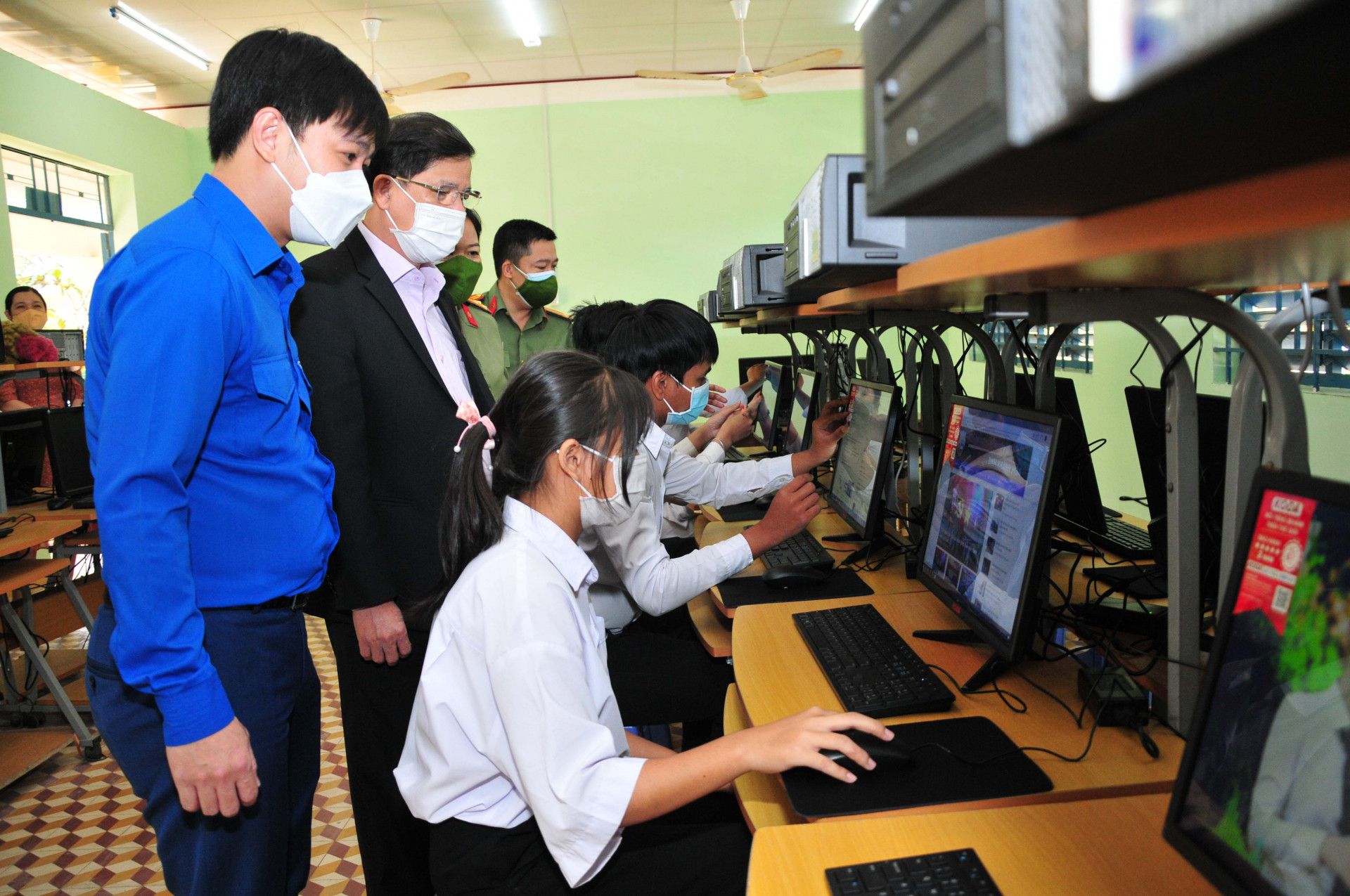 Lãnh đạo tỉnh thăm quan thực tế công trình phòng máy tính “Nâng bước tương lai” do Công an tỉnh thực hiện tại Trường THPT Khánh Sơn
