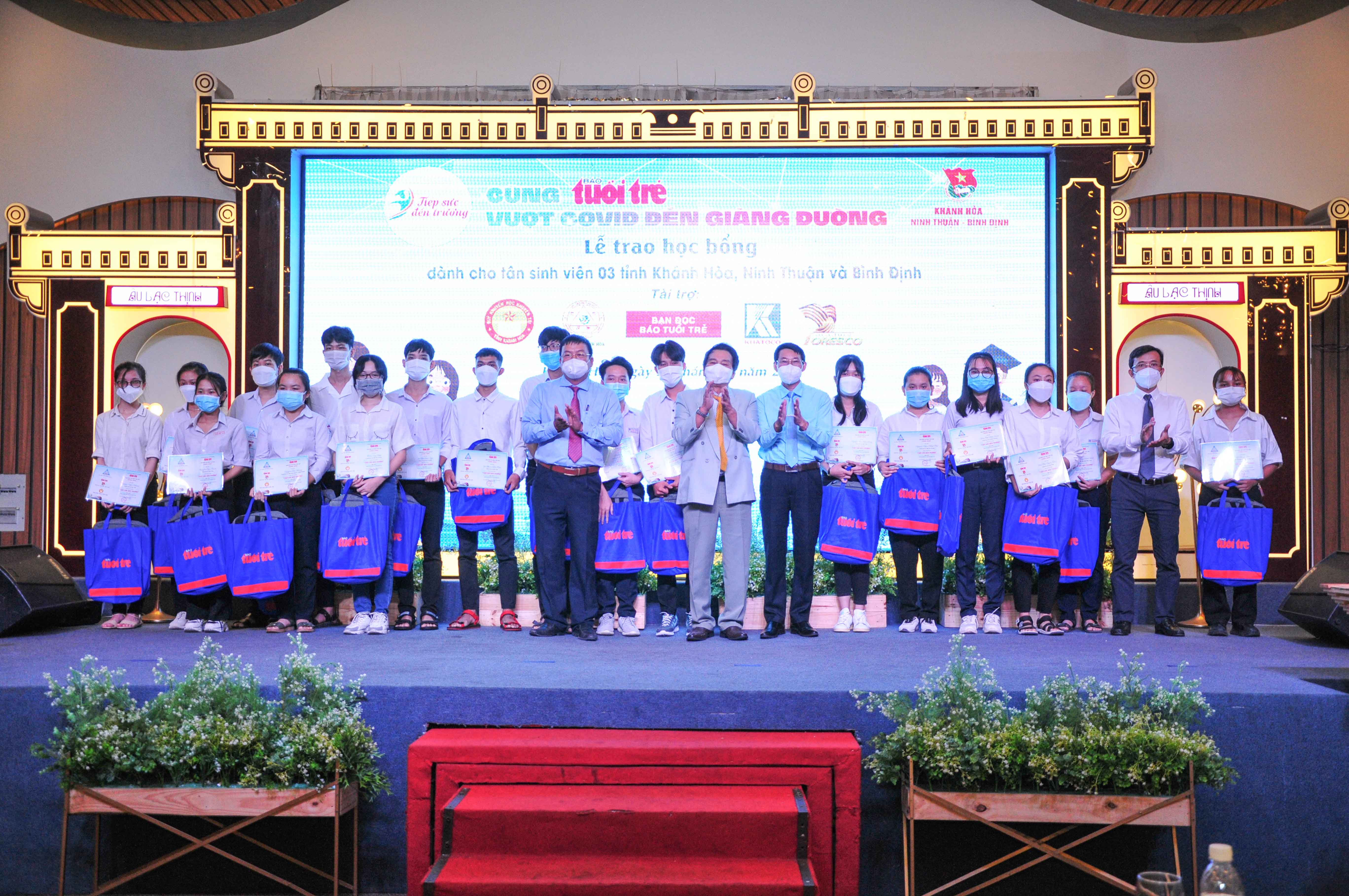 Trao 77 suất học bổng "Tiếp sức đến trường" cho tân sinh viên vượt khó