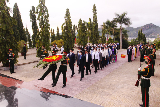 Đoàn Đại biểu Ban Chấp hành Đảng bộ tỉnh do ông Nguyễn Hải Ninh dẫn đầu vào viếng