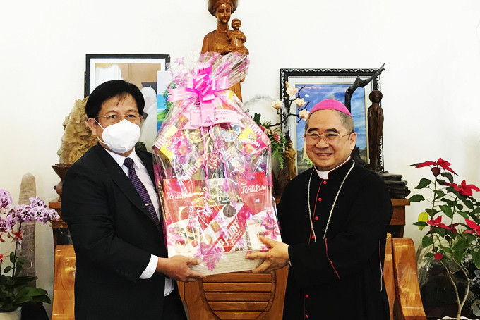 Đồng chí Hồ Văn Mừng tặng quà chúc mừng lễ Giáng sinh  tại Tòa Giám mục Nha Trang.