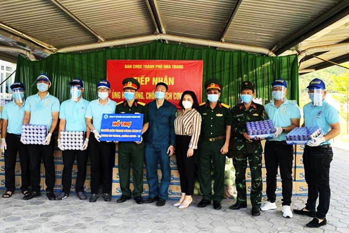 Ban Chỉ huy Quân sự TP. Nha Trang tiếp nhận nhu yếu phẩm  từ các nguồn hỗ trợ để trao tặng người dân trong khu cách ly.