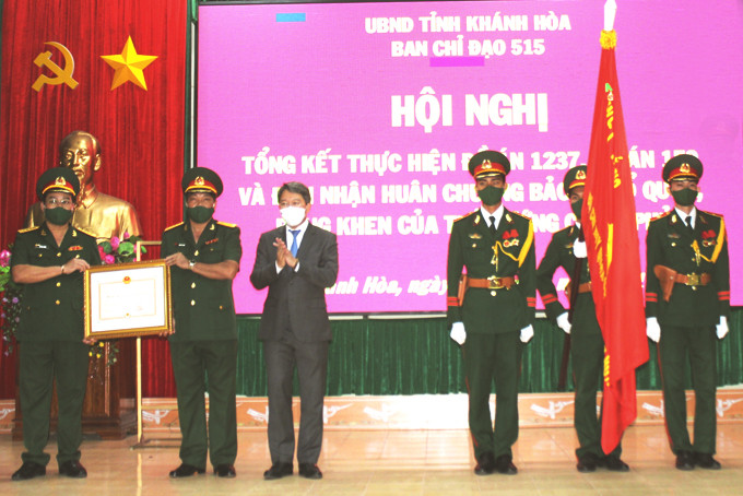 Thừa ủy quyền của Chủ tịch nước, đồng chí Nguyễn Hải Ninh - Ủy viên Trung ương Đảng, Bí thư Tỉnh ủy  trao Huân chương Bảo vệ Tổ quốc hạng Ba cho lực lượng vũ trang tỉnh trong năm 2021. 