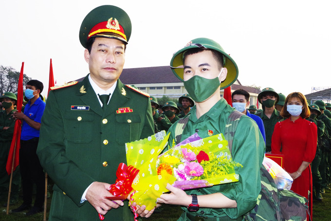 Đại tá Bùi Đại Thắng - Chỉ huy trưởng Bộ Chỉ huy Quân sự tỉnh động viên thanh niên trước lúc lên đường nhập ngũ năm 2021.