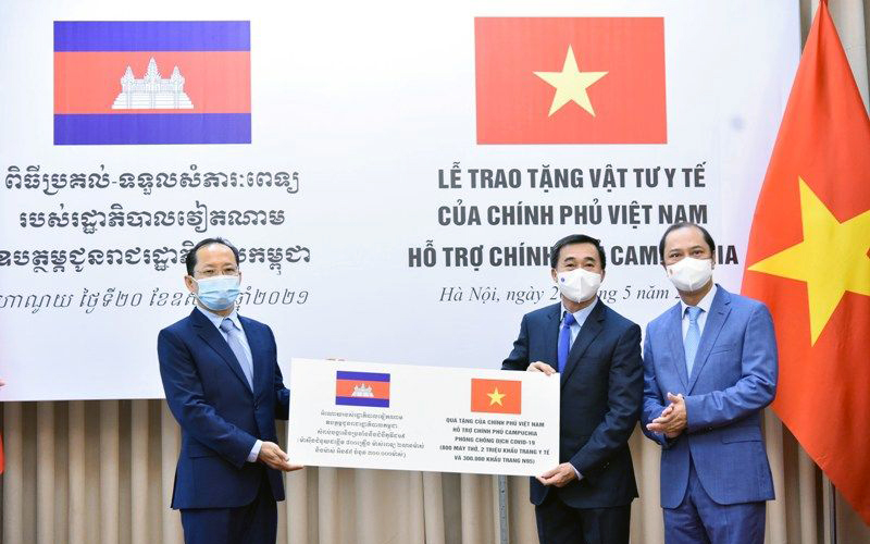 Việt Nam hỗ trợ Campuchia vật tư y tế ứng phó dịch Covid-19. Ảnh BỘ NGOẠI GIAO