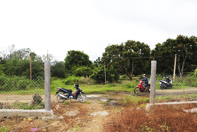 Khu vực có 5 trường hợp được cấp giấy chứng nhận quyền sử dụng đất chồng lấn ranh giới dự án Nhà máy phân vi sinh (xã Cam Hòa).