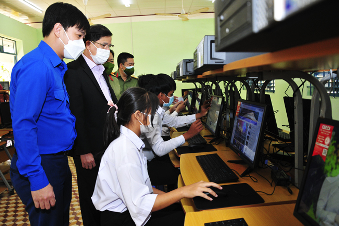 Tiếp sức cho học sinh có hoàn cảnh khó khăn