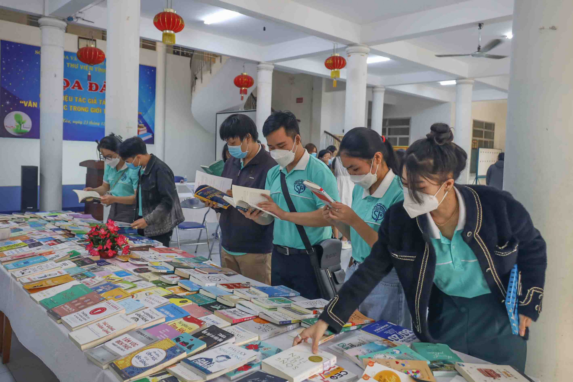 Các bạn sinh viên xem sách được giới thiệu tại Thư viện tỉnh Khánh Hòa. 