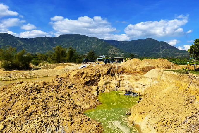Một điểm khai thác khoáng sản trái phép tại xã Suối Cát, huyện Cam Lâm.