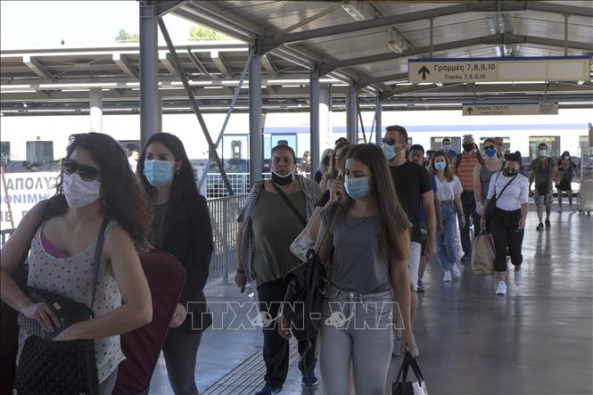 Người dân xếp hàng chờ kiểm tra thân nhiệt tại nhà ga tàu hỏa ở Athens, Hy Lạp trong bối cảnh dịch COVID-19 lan rộng. Ảnh tư liệu: THX/TTXVN