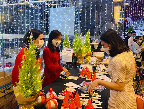 Khách dự lễ Thắp sáng cây thông Noel ở Khách sạn Novotel Nha Trang thực hiện nghiêm việc đeo khẩu trang.