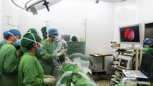 Các bác sĩ tiến hành phẫu thuật cho bệnh nhân bằng phương pháp “Tán sỏi thận qua da bằng đường hầm nhỏ dưới dẫn đường bằng siêu âm”.