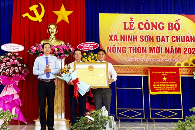 Lãnh đạo Thị ủy Ninh Hòa trao Bằng công nhận xã đạt chuẩn  nông thôn mới năm 2020 cho xã Ninh Sơn.