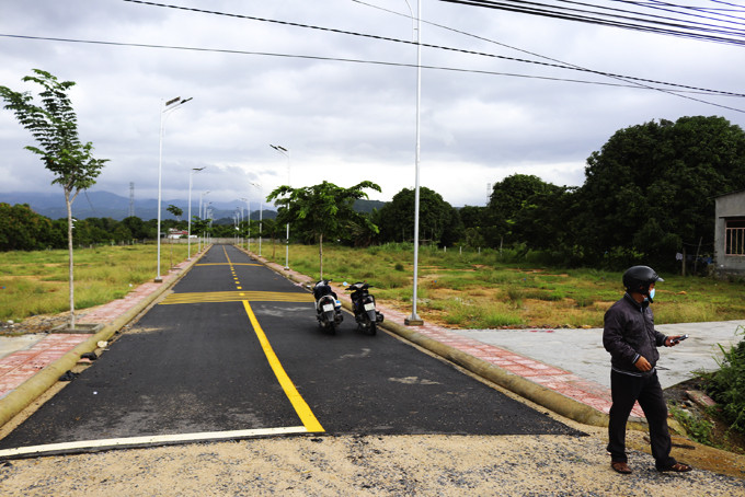  Một trường hợp san nền lấn chiếm hành lang an toàn đường bộ để phân lô, bán nền trên địa bàn huyện Cam Lâm.