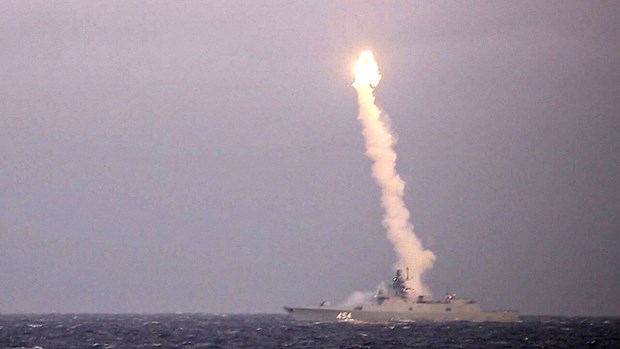 Tàu chiến Đô đốc Gorshkov phóng tên lửa siêu thanh Tsirkon vào một mục tiêu ở biển Barents. (Nguồn: AFP)