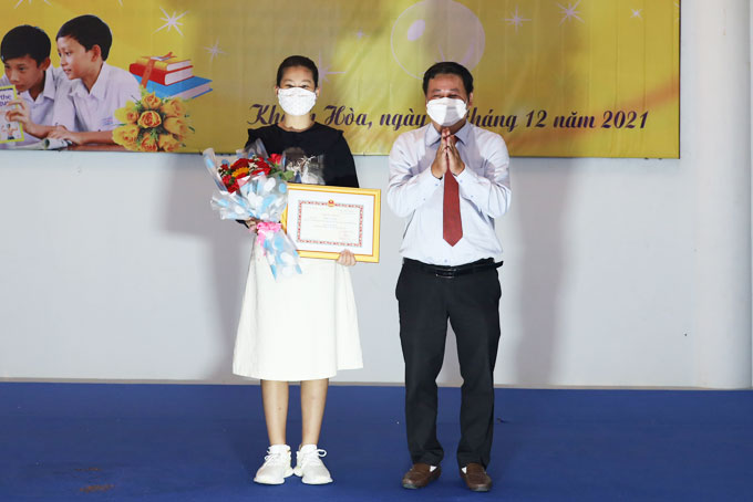 Lãnh đạo Sở Văn hóa và Thể thao thừa ủy quyền của Bộ Văn hóa, Thể thao và Du lịch trao giải Nhì cho em Đặng Cát Tiên.