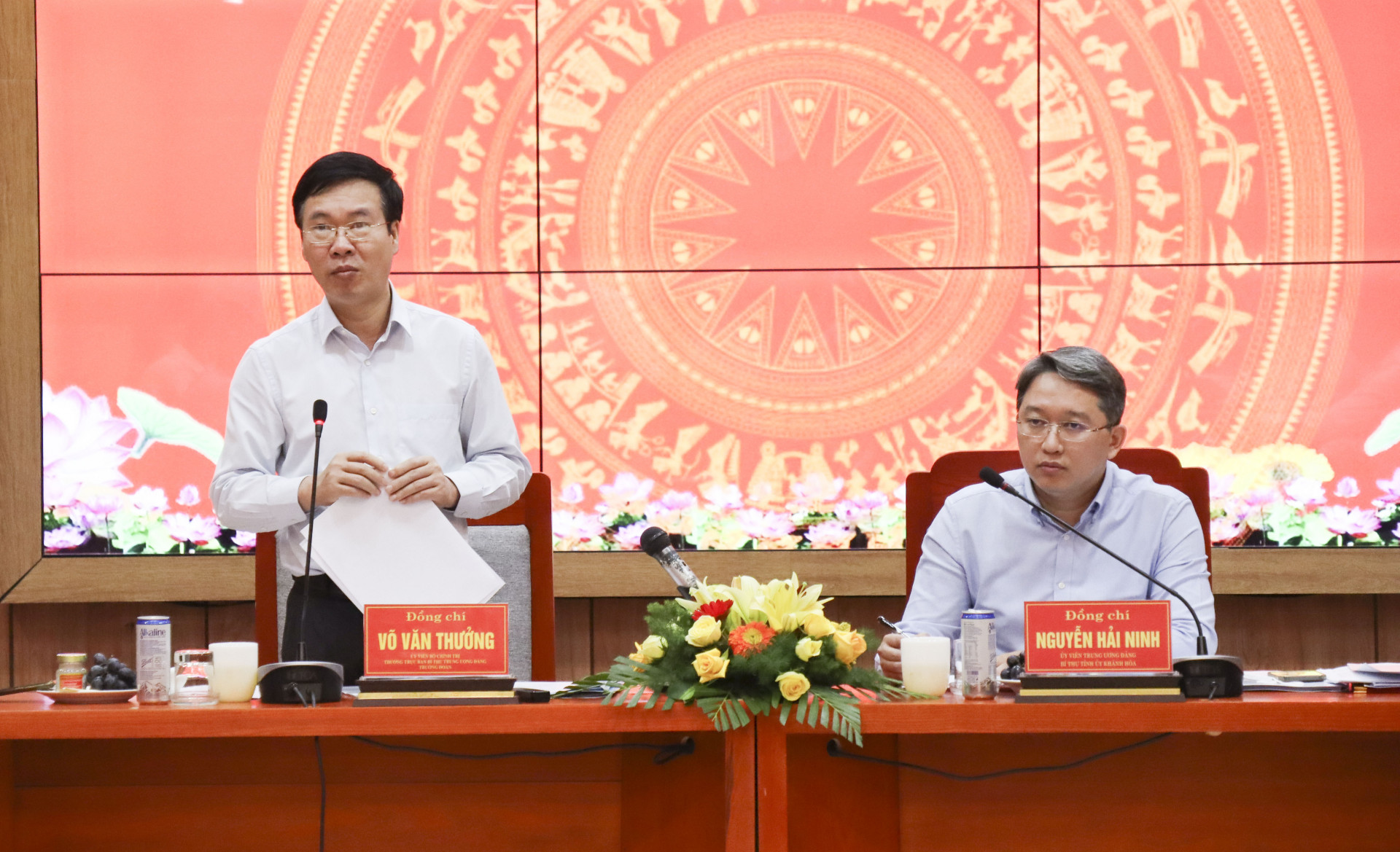 Đồng chí Võ Văn Thương - Ủy viên Bộ Chính trị, Thường trực Ban Bí thư phát biểu tại buổi làm việc với Ban Thường vụ Tỉnh ủy Khánh Hòa