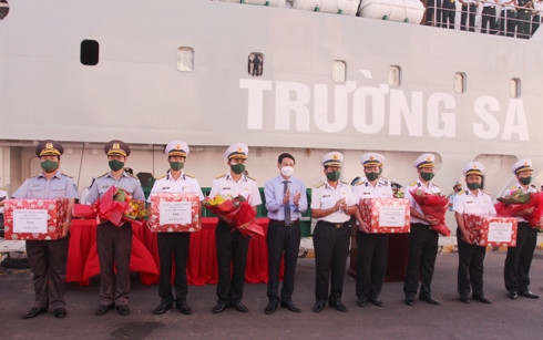 Lãnh đạo tỉnh Khánh Hòa và Vùng 4 Hải quân tặng quà cho đoàn công tác trước khi lên đường làm nhiệm vụ.