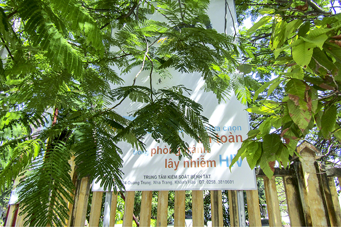 Pa nô tuyên truyền bị che khuất