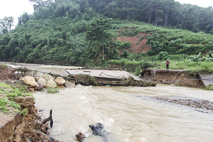 Cầu Tà Gụ (xã Sơn Hiệp, huyện Khánh Sơn) bị hư hỏng nặng do mưa lũ. ảnh: Bích La