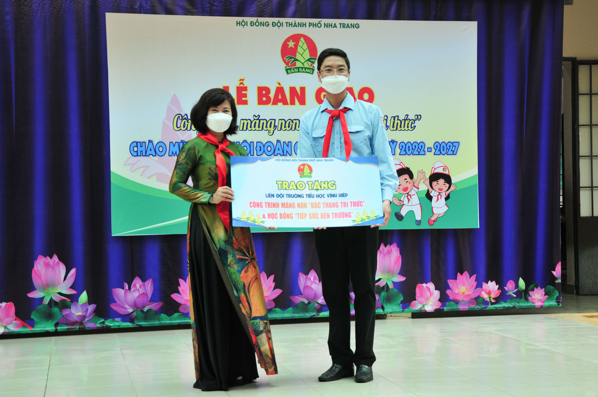 Hội đồng Đội TP. Nha Trang trao biểu trưng công trình măng non cho Trường Tiểu học Vĩnh Hiệp