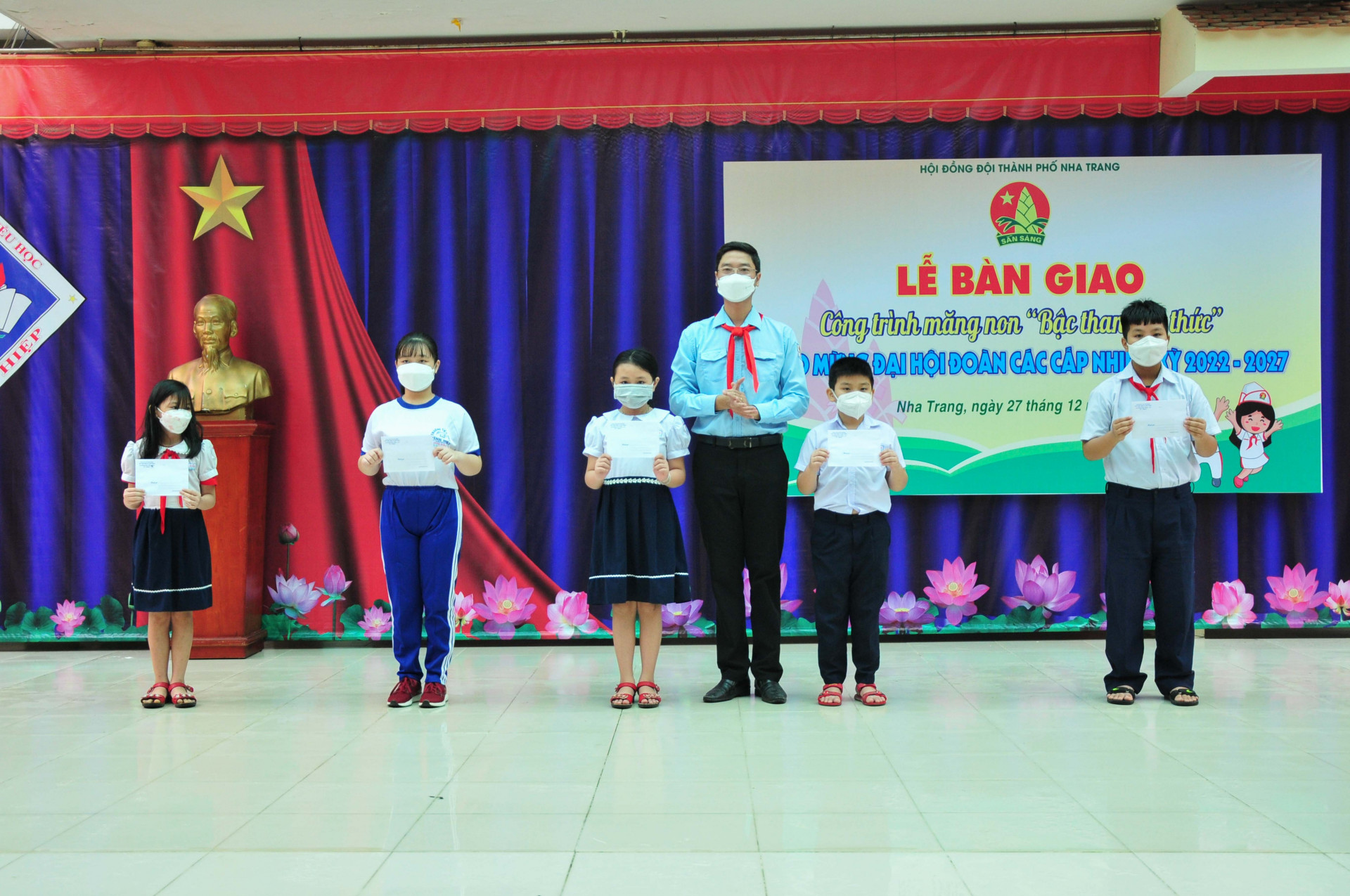 Hội đồng Đội TP. Nha Trang trao học bổng cho các học sinh khó khăn