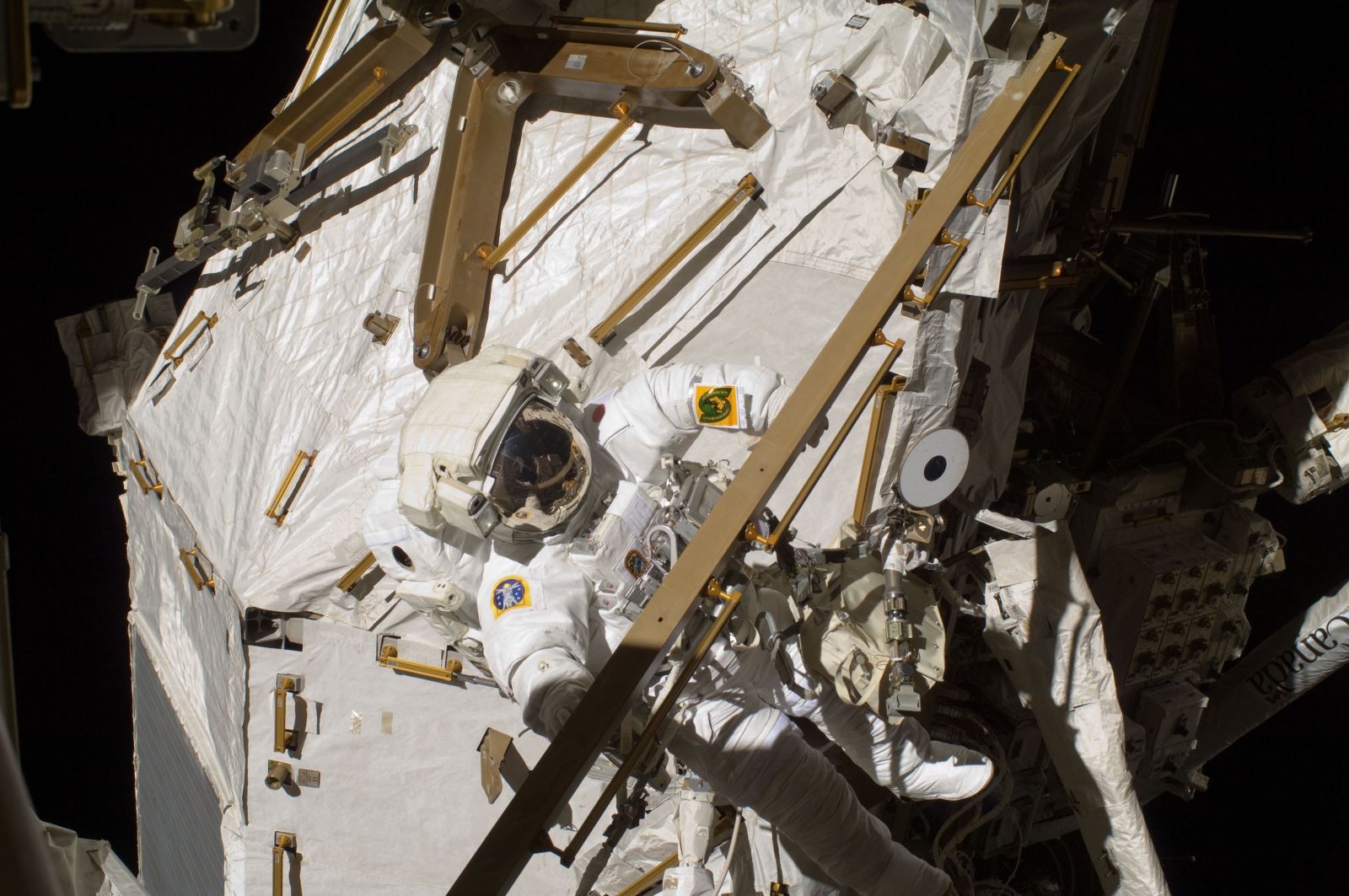Nhà du hành làm việc bên ngoài ISS. Ảnh: NASA