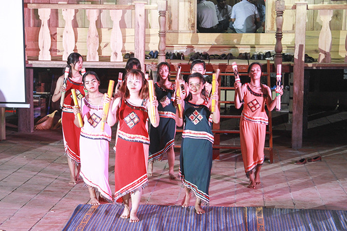 Các thiếu nữ người Raglai ở huyện Khánh Sơn biểu diễn tiết mục múa. Ảnh minh họa