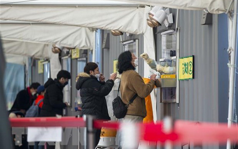 Nhân viên y tế lấy mẫu xét nghiệm Covid-19 cho người dân tại Seoul, Hàn Quốc. (Ảnh: THX/TTXVN)